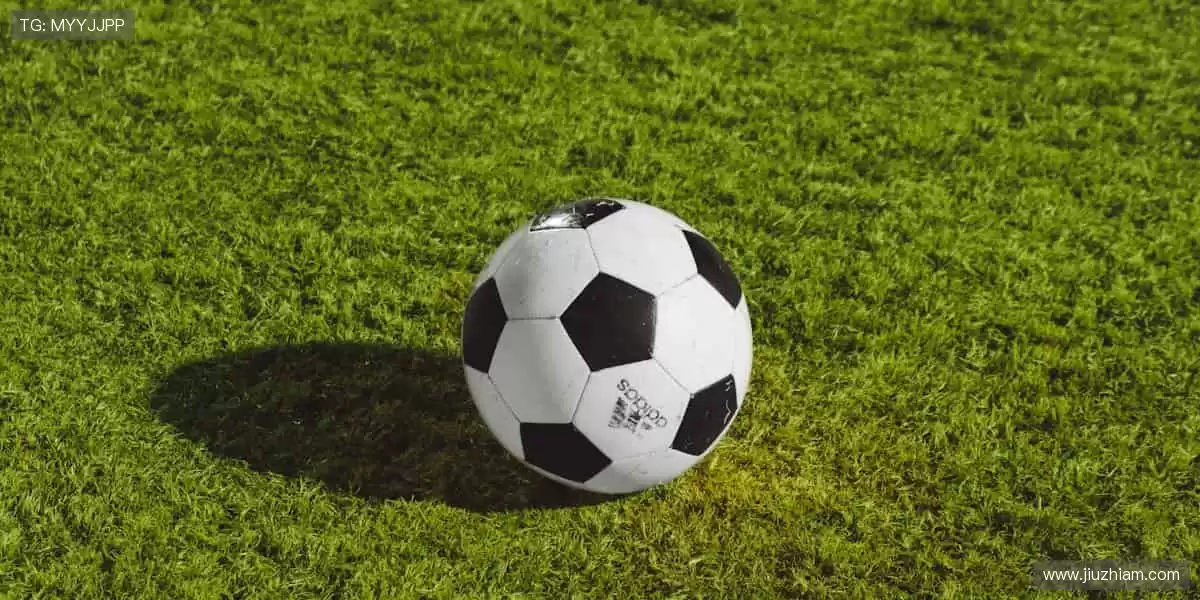 一键开启直播,弹幕互动,和全球球迷一起沸腾💬🌍